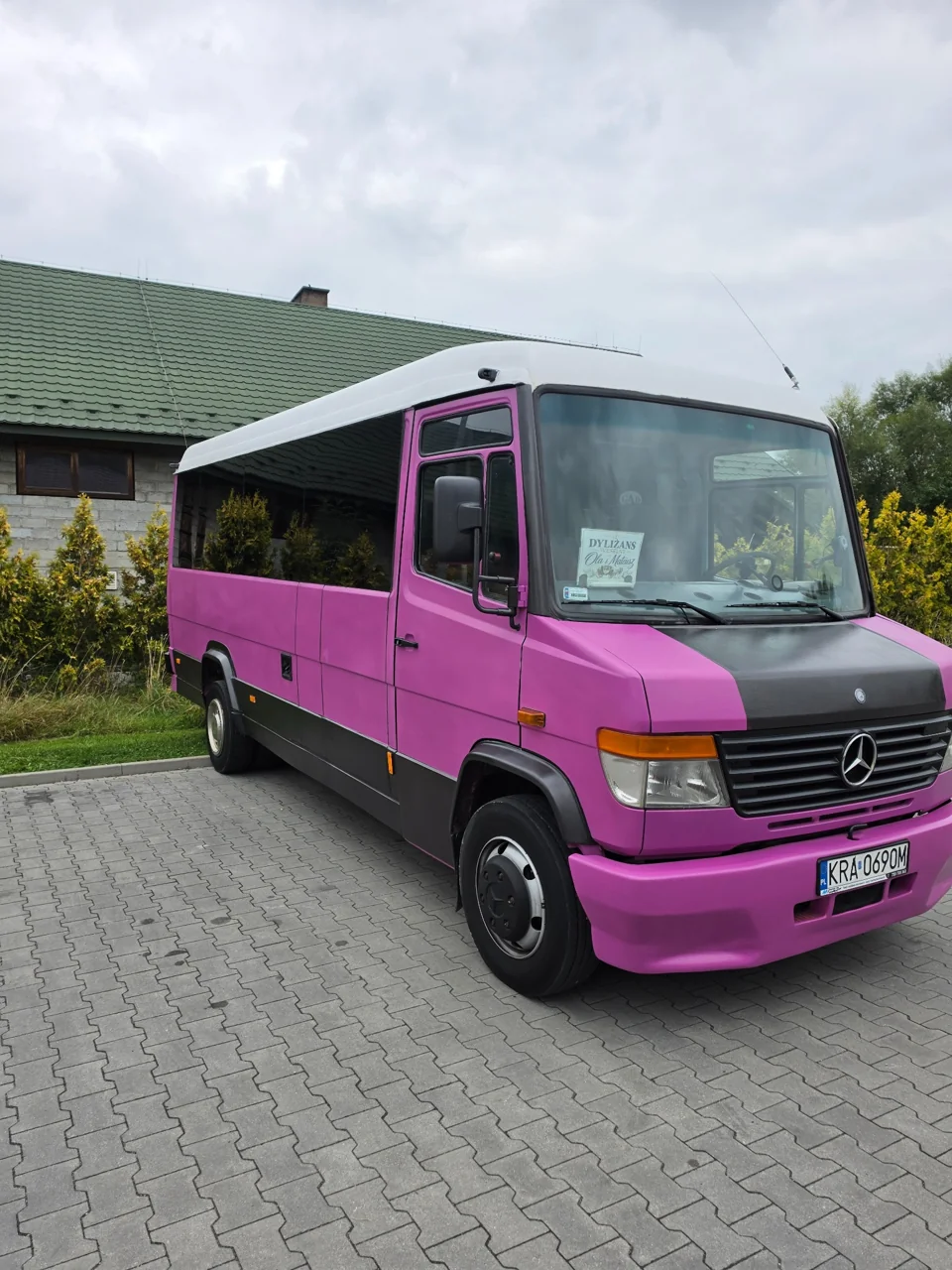 Purpurowy Mercedes Vario Labudda Busreisen