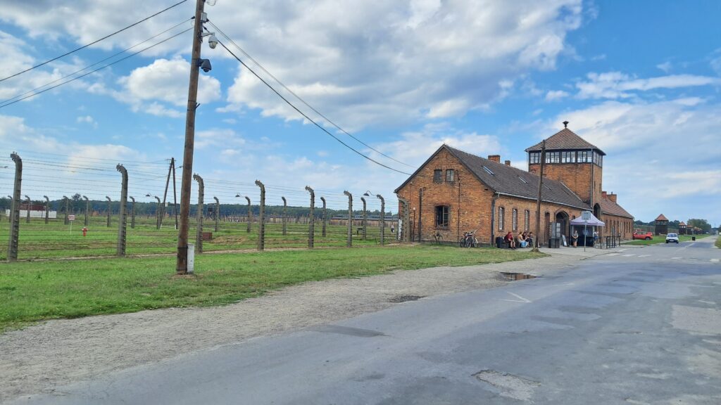 Miejsce Pamięci Auschwitz II-Birkenau – brama i teren byłego obozu